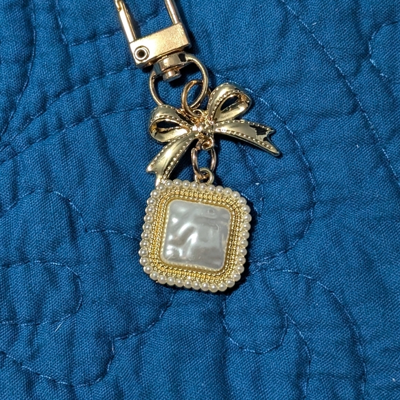 Chic Gold Bow with Pearl Square Charm - Picture 1 of 4